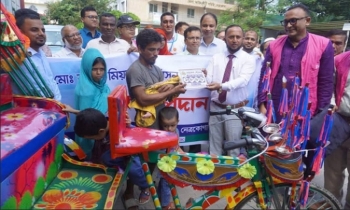 নেত্রকোণায় রিকশা পেলেন সেই যমজ শিশুদের বাবা