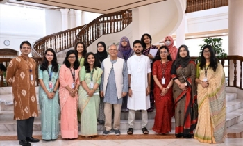 জাতীয় নীতি প্রতিযোগিতায় বিজয়ী শিক্ষার্থীদের সঙ্গে প্রধান উপদেষ্টা