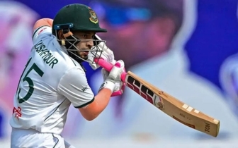 মুশফিকের সেঞ্চুরির অপেক্ষায় বাংলাদেশ