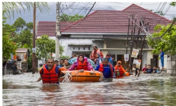 ইন্দোনেশিয়ার বন্যা ও ভূমিধসে মৃতের সংখ্যা বেড়ে ১৯