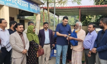 ব্রাহ্মণবাড়িয়ায় দৃষ্টি প্রতিবন্ধী শিল্পী হেলালের পাশে প্রশাসন