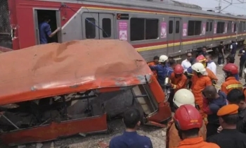 ইন্দোনেশিয়ায় সড়ক দুর্ঘটনায় ১৬ জনের প্রাণহানি