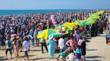 ইংরেজি নববর্ষ উপলক্ষে কক্সবাজারে পর্যটকদের ঢল