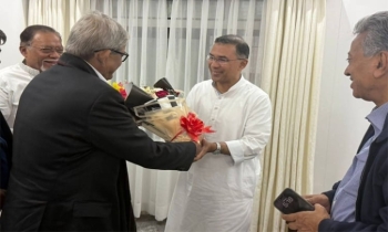 তারেক রহমানকে ফুলেল শুভেচ্ছা জানালেন মির্জা ফখরুল