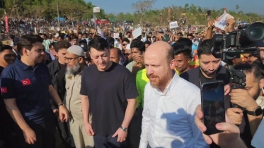 কক্সবাজারে রোহিঙ্গাদের সঙ্গে মাতলেন মেসুত ওজিল