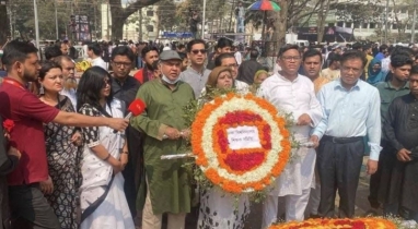 শিক্ষক সমিতির নামে শহীদ মিনারে বিতর্কিত শ্রদ্ধা নিবেদনে প্রতিবাদ