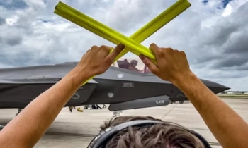 সাবেক মার্কিন পাইলটকে গ্রেফতার করা হলো।