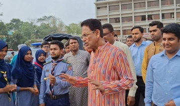 শিক্ষার্থীদের রাস্তায় দাঁড় করিয়ে অতিথিকে শুভেচ্ছা জানানো সম্পূর্ণ