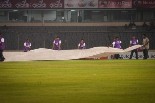 বৃষ্টি আইনে বাংলাদেশের সামনে নতুন টার্গেট ৩২ ওভারে ২৪৩ রান