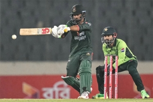 ব্যাটিং ব্যর্থতায় পাকিস্তানের কাছে দ্বিতীয় ওয়ানডেতে বড় হার