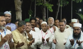 দিনাজপুরে নানা-নানী ও খালার কবর জিয়ারত করলেন প্রধানমন্ত্রী