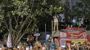 ডিবি থেকে মুক্তির পর আন্দোলনে উল্লাস জবি শিক্ষার্থীর