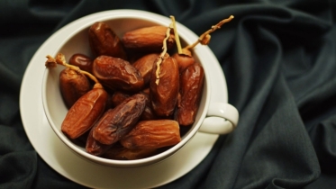 খালি পেটে ভেজানো খেজুর খেলে কী হয়?