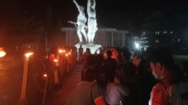 কুয়েটে উপাচার্যের পদত্যাগ দাবিতে শিক্ষার্থীদের মশাল মিছিল