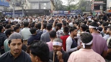 প্রগতি সরণি আটকে মোবাইল হ্যান্ডসেট ব্যবসায়ীদের বিক্ষোভ