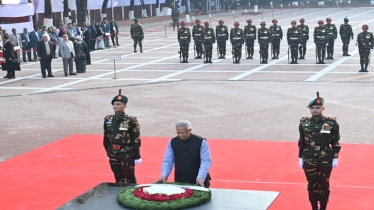 জাতির শ্রেষ্ঠ সন্তানদের ফুলেল শ্রদ্ধায় স্মরণ