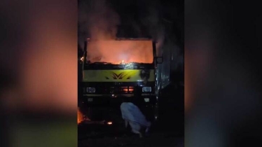 ময়মনসিংহে দাঁড়িয়ে থাকা কভার্ড ভ্যানে আগুন