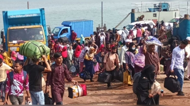 দৌলতদিয়া ফেরি ঘাটে অর্ধশতাধিক যাত্রী নিয়ে বাস পদ্মায়