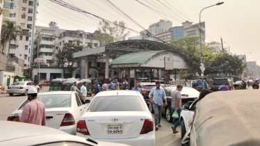 ‘হুজুগে’ পাম্পে পাম্পে তেল কেনার হিড়িক