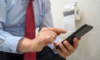 বাথরুমে ফোন নিয়ে যাচ্ছেন, জেনে নিন বিপদ!