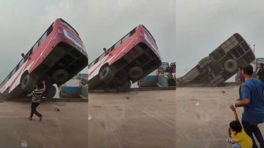 দৌলতদিয়া ফেরি ঘাটে অর্ধশতাধিক যাত্রী নিয়ে বাস পদ্মায়