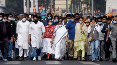 বাঙালিদের হেনস্তার প্রতিবাদে কলকাতায় মমতার মিছিল