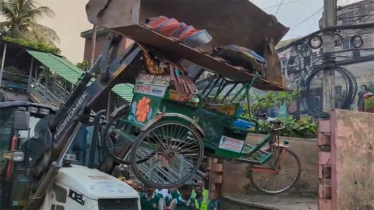 রিকশা হারানো পাঁচ চালককে নতুন রিকশা উপহার দিলেন আমিনুল হক
