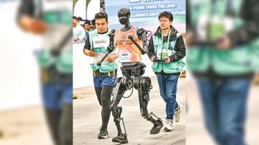 মানুষের সঙ্গে দৌড়াল জার্সি-জুতা পরা রোবট