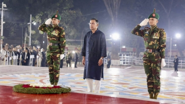 প্রথম প্রহরে শহীদ মিনারে রাষ্ট্রপতি ও প্রধানমন্ত্রীর শ্রদ্ধা