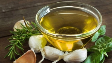 রসুন তেল মাথায় মাখলে কী উপকার হয়?