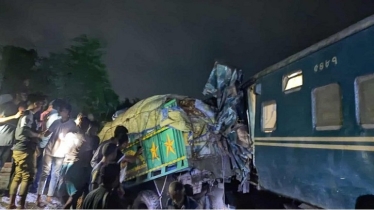 ট্রেন-ট্রাক সংঘর্ষে নিহত, খুলনার সঙ্গে সারাদেশের রেল চলাচল বন্ধ