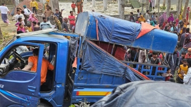 ট্রেনের ধাক্কায় দুমড়ে-মুচড়ে গেল পিকআপ ভ্যান, দুই ভাইসহ নিহত ৩