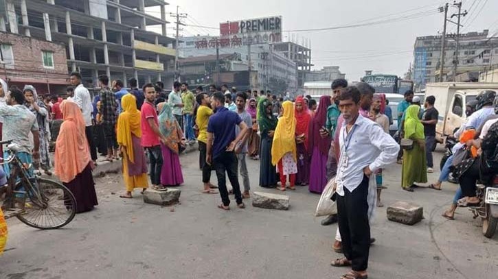 গাজীপুরে শ্রমিক-ছাত্রদের বিক্ষোভ: দুই মহাসড়ক অবরোধ গাজীপুরে শ্রমিক-ছাত্রদের বিক্ষোভ: দুই মহাসড়ক অবরোধ