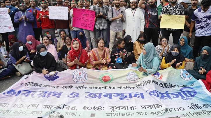 সায়েন্স ল্যাব মোড়ে সাত কলেজের শিক্ষার্থীদের অবরোধ