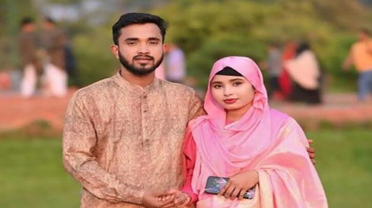 শহীদ সায়মনের স্ত্রী শামিমার সুখ নিমিষেই ছেয়ে গেল বিষাদে শহীদ সায়মনের স্ত্রী শামিমার সুখ নিমিষেই ছেয়ে গেল বিষাদে