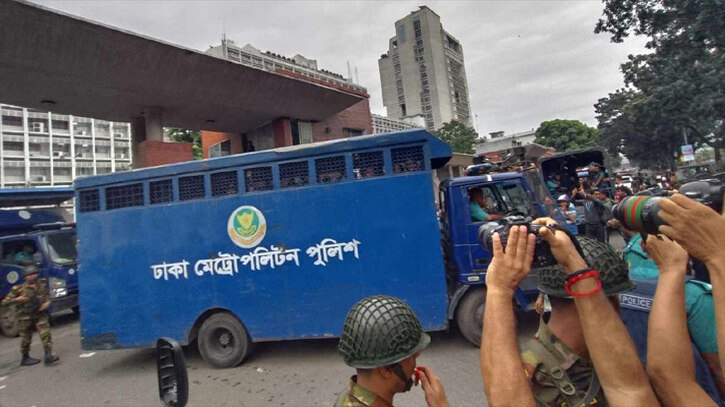 সচিবালয়ে ঢুকে পড়া ৫৩ শিক্ষার্থী আটক সচিবালয়ে ঢুকে পড়া ৫৩ শিক্ষার্থী আটক