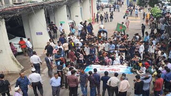 এইচএসসির বাকি পরীক্ষা বাতিলের দাবিতে সচিবালয়ে কয়েকশ শিক্ষার্থী এইচএসসির বাকি পরীক্ষা বাতিলের দাবিতে সচিবালয়ে কয়েকশ শিক্ষার্থী
