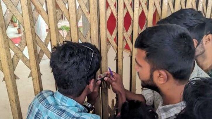 পদত্যাগ না করায় বরিশাল বিশ্ববিদ্যালয়ের উপাচার্যের কক্ষে তালা পদত্যাগ না করায় বরিশাল বিশ্ববিদ্যালয়ের উপাচার্যের কক্ষে তালা