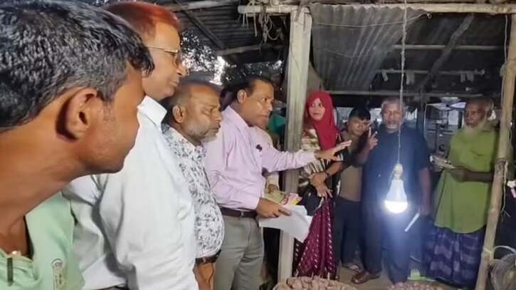 বগুড়ায় তারেক রহমানের পক্ষে ধানের শীষে ভোট চেয়ে লিফলেট বিতরণ