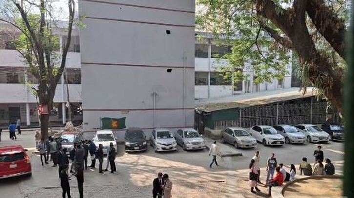 এক সপ্তাহ পর ক্লাসে ফিরেছে তিতুমীর এক সপ্তাহ পর ক্লাসে ফিরেছে তিতুমীর