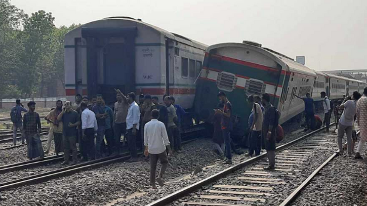 রাজশাহীতে পদ্মা ও বাংলাবান্ধা ট্রেনের মধ্যে সংঘর্ষ রাজশাহীতে পদ্মা ও বাংলাবান্ধা ট্রেনের মধ্যে সংঘর্ষ