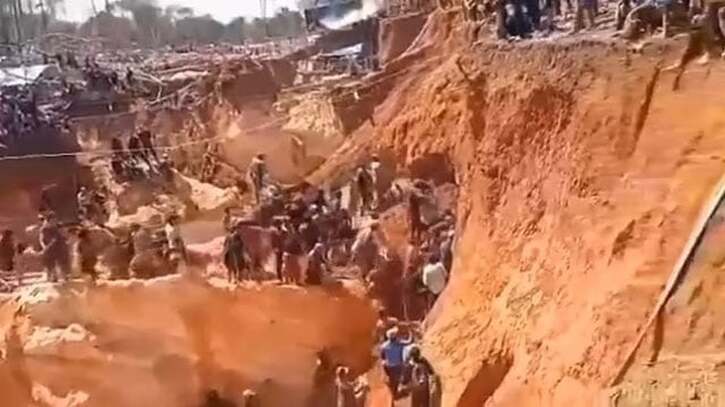 ভেনেজুয়েলায় স্বর্ণের খনি বন্ধ; ১০ হাজার শ্রমিক বহিস্কার ভেনেজুয়েলায় স্বর্ণের খনি বন্ধ; ১০ হাজার শ্রমিক বহিস্কার