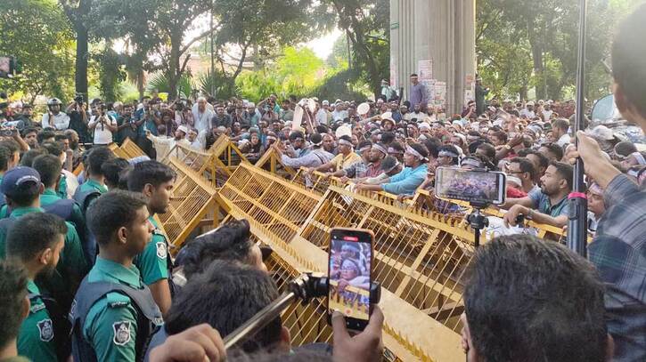 এমপিওভুক্ত শিক্ষকদের ‘ভুখা মিছিল’ আটকে দিল পুলিশ এমপিওভুক্ত শিক্ষকদের ‘ভুখা মিছিল’ আটকে দিল পুলিশ
