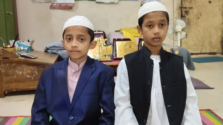 মাত্র সাড়ে ৪ মাসে কোরআনে হাফেজ দুই শিক্ষার্থী