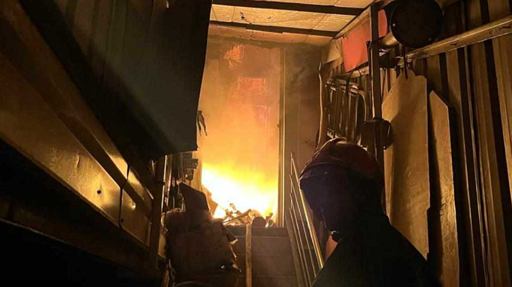 পুরান পল্টনে বহুতল ভবনে আগুন, ফায়ার সার্ভিসের ৬ ইউনিট কাজ করছে পুরান পল্টনে বহুতল ভবনে আগুন, ফায়ার সার্ভিসের ৬ ইউনিট কাজ করছে