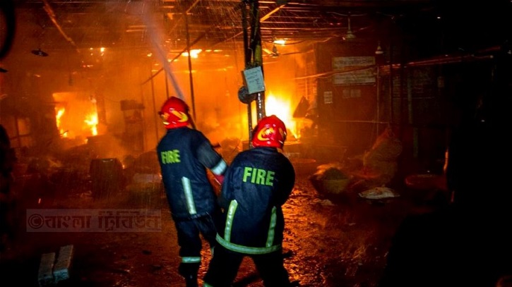 মিরপুরের শ্যামল পল্লী বস্তিতে আগুন, সাতটি ইউনিটের প্রচেষ্টায় নিয়ন্ত্রণে মিরপুরের শ্যামল পল্লী বস্তিতে আগুন, সাতটি ইউনিটের প্রচেষ্টায় নিয়ন্ত্রণে