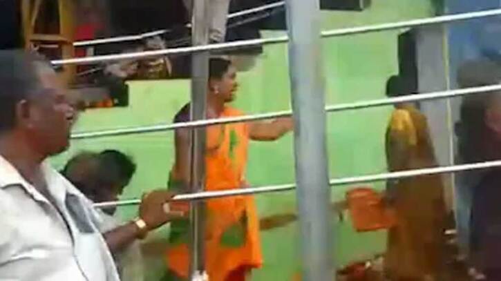 অন্ধ্রপ্রদেশে মন্দিরে পদদলিত হয়ে ৯ জনের মৃত্যু অন্ধ্রপ্রদেশে মন্দিরে পদদলিত হয়ে ৯ জনের মৃত্যু