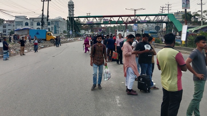 ঈদযাত্রায় ভোগান্তি: সড়কে পরিবহন সংকট, যাত্রীদের দীর্ঘ অপেক্ষা ঈদযাত্রায় ভোগান্তি: সড়কে পরিবহন সংকট, যাত্রীদের দীর্ঘ অপেক্ষা