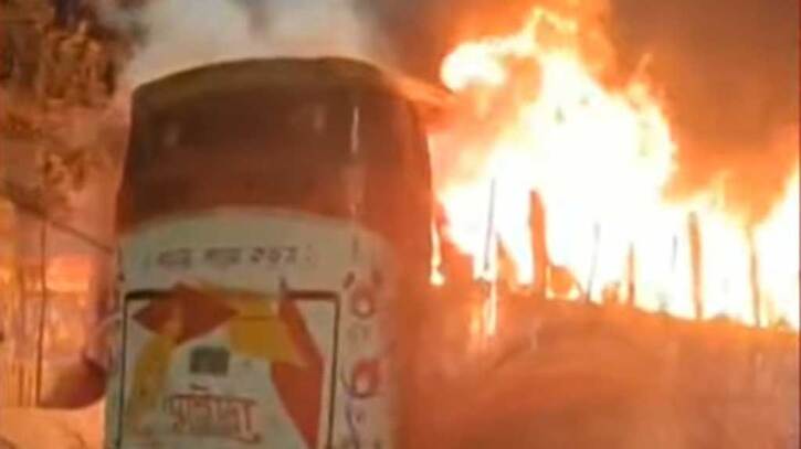 গভীর রাতে ঢাকায় ৩ বাসে আগুন