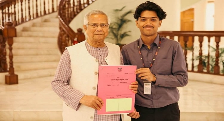 সাগর-রুনির ছেলে মেঘের হাতে পূর্বাচলের প্লটের দলিল হস্তান্তর করলেন সাগর-রুনির ছেলে মেঘের হাতে পূর্বাচলের প্লটের দলিল হস্তান্তর করলেন